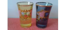 Cinq petits verres en couleur.