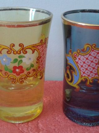 Cinq petits verres en couleur.