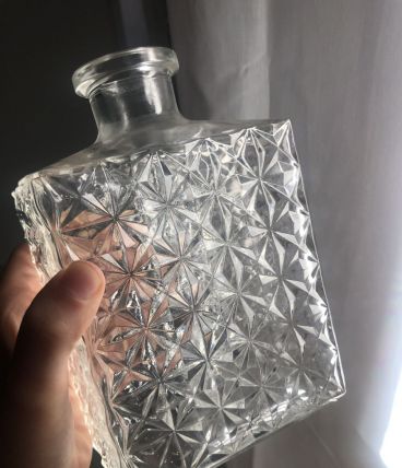 Carafe à whisky en verre moulé 