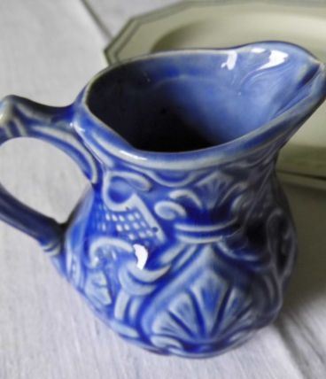 ancien pot à crème en barbotine bleue