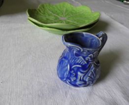 ancien pot à crème en barbotine bleue