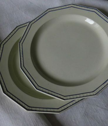 2 assiettes en faïence ancienne, liseré de barbotine bleue
