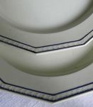 2 assiettes en faïence ancienne, liseré de barbotine bleue