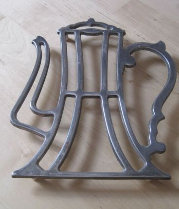 dessous de plat forme de théière en metal vintage   