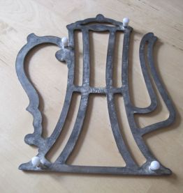 dessous de plat forme de théière en metal vintage   
