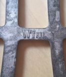 dessous de plat forme de théière en metal vintage   