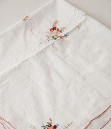 Petite nappe en coton ajourée et brodée