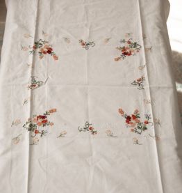 Petite nappe en coton ajourée et brodée