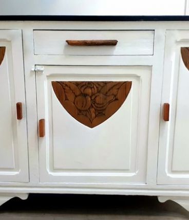 Buffet repeint en blanc et bois brut