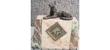 Ancienne horloge en marbre avec décor loup