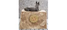 Ancienne horloge en marbre avec décor loup
