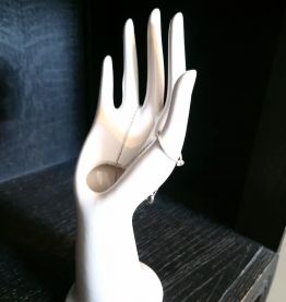 Jolie main en céramique, soliflore, porte bijoux 