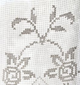 Grand rideau ancien au crochet en coton blanc cassé