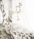 Grand rideau ancien au crochet en coton blanc cassé