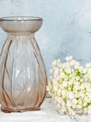 Petit vase en verre moulé rosé années 40/50