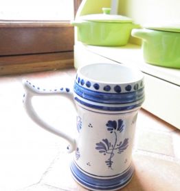 Tasse (ou mug) en  faïence de  DELFT pyramide