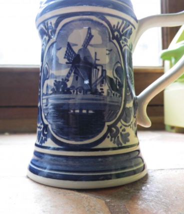 Tasse (ou mug) en  faïence de  DELFT pyramide