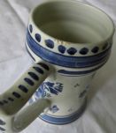 Tasse (ou mug) en  faïence de  DELFT pyramide
