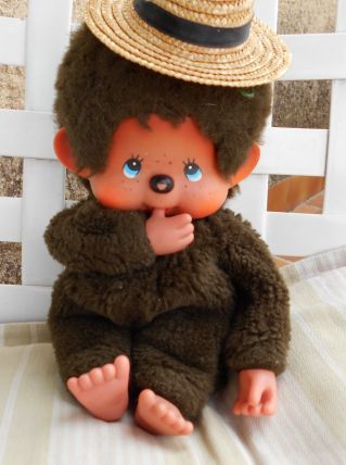 kiki le vrai 28 CM yeux bleus inscription sur le petit pied