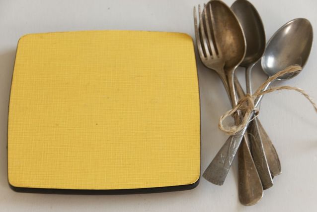 Dessous de plat en formica jaune