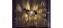 Lampe à poser poisson de couleur noire et patine dorée 