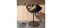 Lampe à poser poisson de couleur noire et patine dorée 