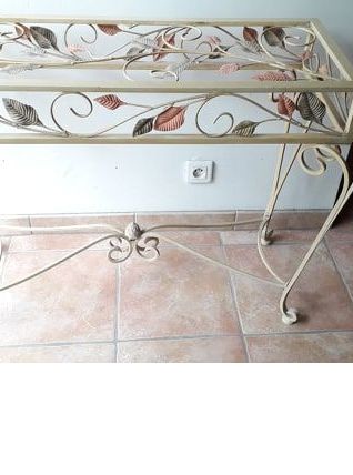 Console rectangulaire en fer forgé , joli décors feuillage c
