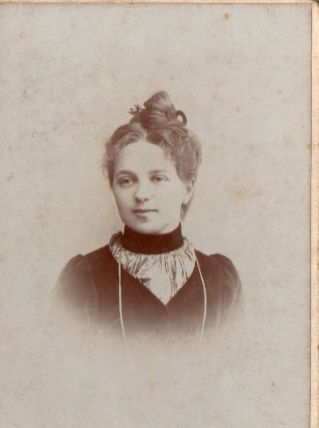 photo ancienne femme au chignon vers 1900