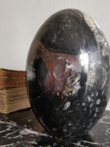 Ancien œuf en marbre noir poli