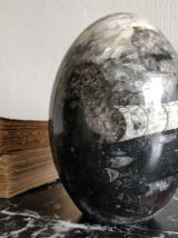Ancien œuf en marbre noir poli