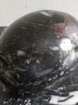 Ancien œuf en marbre noir poli