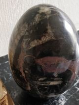 Ancien œuf en marbre noir poli