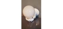 applique murale main céramique blanche  globe opaline blanc