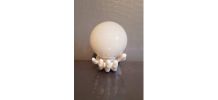 applique murale main céramique blanche  globe opaline blanc