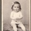 photo ancienne enfant avec nœud dans les cheveux vers 1900