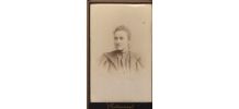 photo ancienne femme au gilet vers 1900
