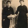 photo ancienne 2 femmes près d'une balustre vers 1900