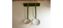 Louche et écumoire émaillés blanche et verte, avec accroche 