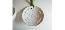 Louche et écumoire émaillés blanche et verte, avec accroche 