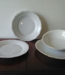 Service de table - Vessaille fine, blanche et liseret or 