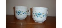 2 GRANDES TASSES  EN ARCOPAL DECOR MYOSOTIS