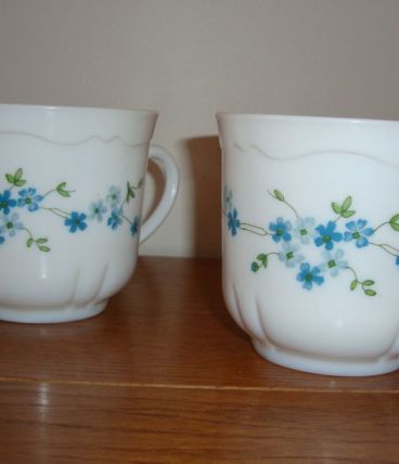 2 GRANDES TASSES  EN ARCOPAL DECOR MYOSOTIS
