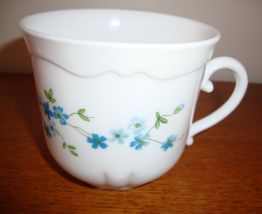 2 GRANDES TASSES  EN ARCOPAL DECOR MYOSOTIS