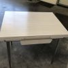 Table blanche Formica 