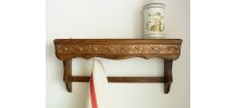 Ancien porte casseroles en bois, recouvert de motifs floraux