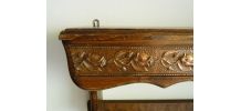 Ancien porte casseroles en bois, recouvert de motifs floraux