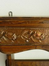 Ancien porte casseroles en bois, recouvert de motifs floraux