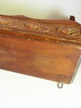 Ancien porte casseroles en bois, recouvert de motifs floraux