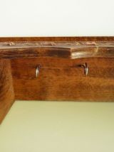 Ancien porte casseroles en bois, recouvert de motifs floraux