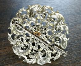 Ancienne broche en métal argenté, brillant